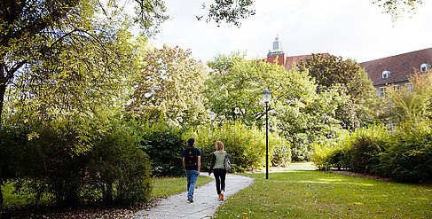 Two students on the Treskowallee campus © HTW Berlin/Maria Schramm Two students on the Treskowallee campus