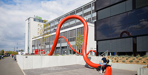 Mensagebäude mit roter Rohrschleife am Campus Wilhelminenhof © HTW Berlin